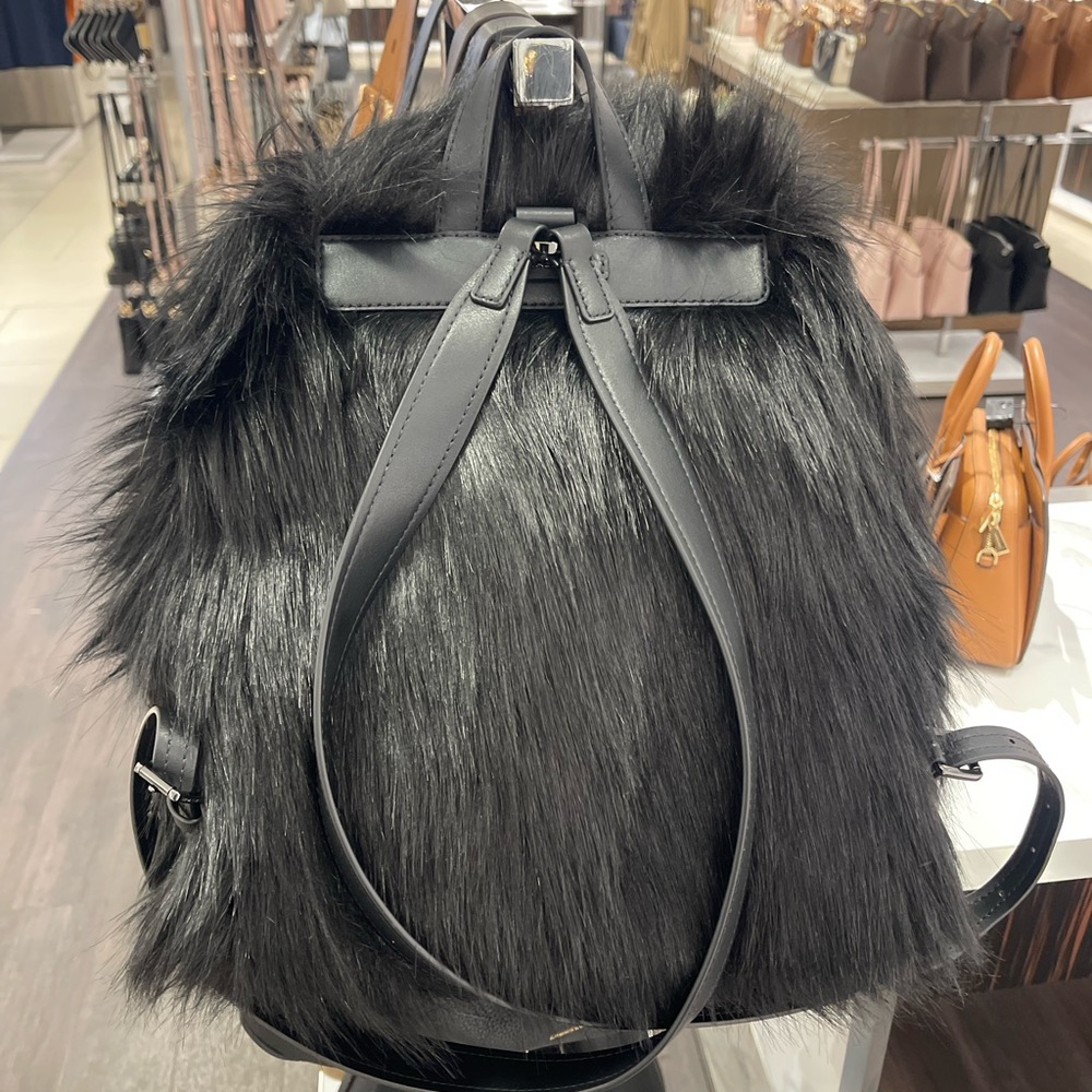 MICHAEL MICHAEL KORS Quinn Medium Flap Faux Fur Backpack
Black
NWT
Live Style - Picture 15 of 16